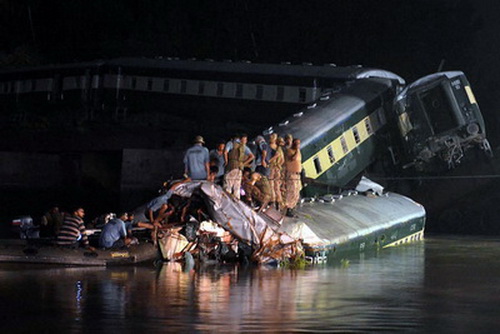 Gujranwala-train-accident-